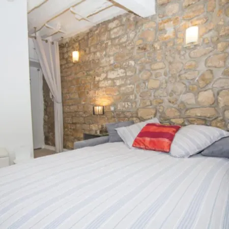 Superb Warm Studio Near Notre Dame