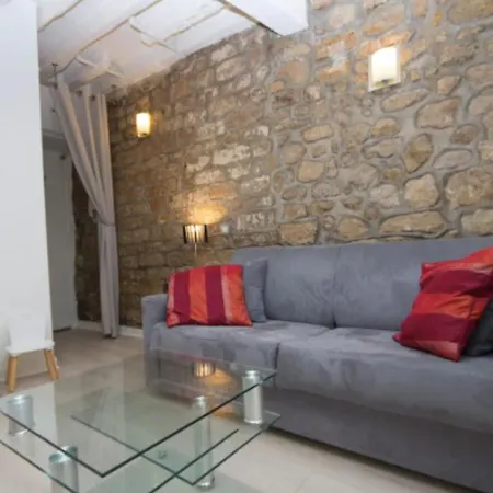 Superb Warm Studio Near Notre Dame *